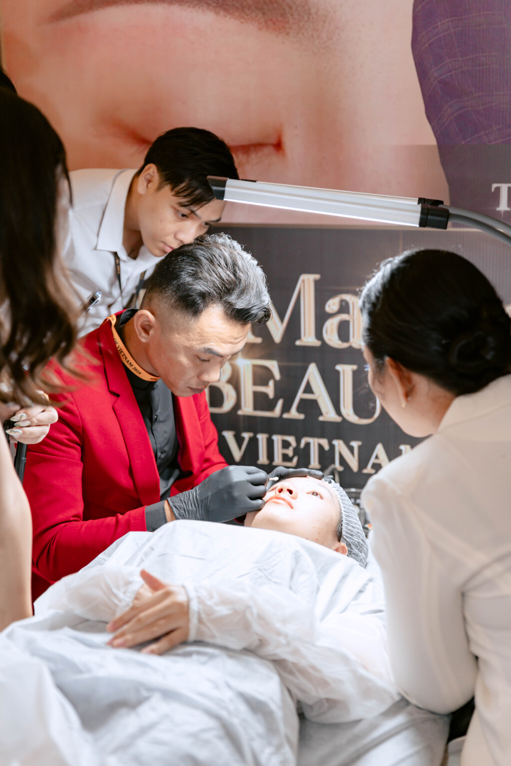 master tam kim dot pha nghe thuat phun chan may voi ky thuat softbrows tai the masters beauty of vietnam 2024 7