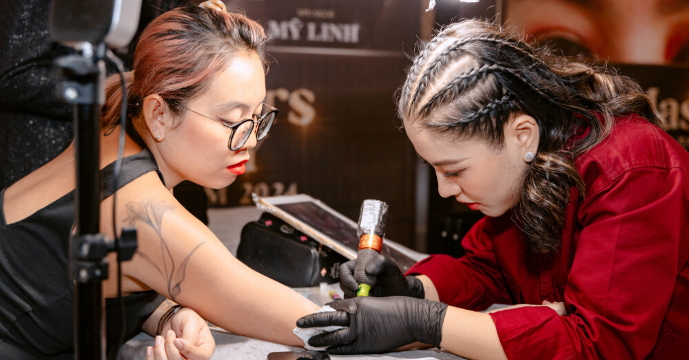 master my linh gay an tuong voi ky thuat fineline tattoo tai the masters beauty of vietnam 2024 2