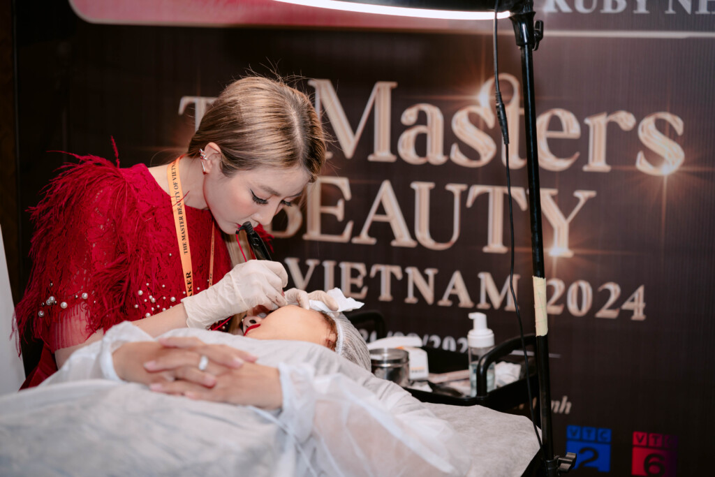 master thin ma va man trinh dien ky thuat soft hairtrokes tai hoi thao the masters beauty of vietnam 2024 2
