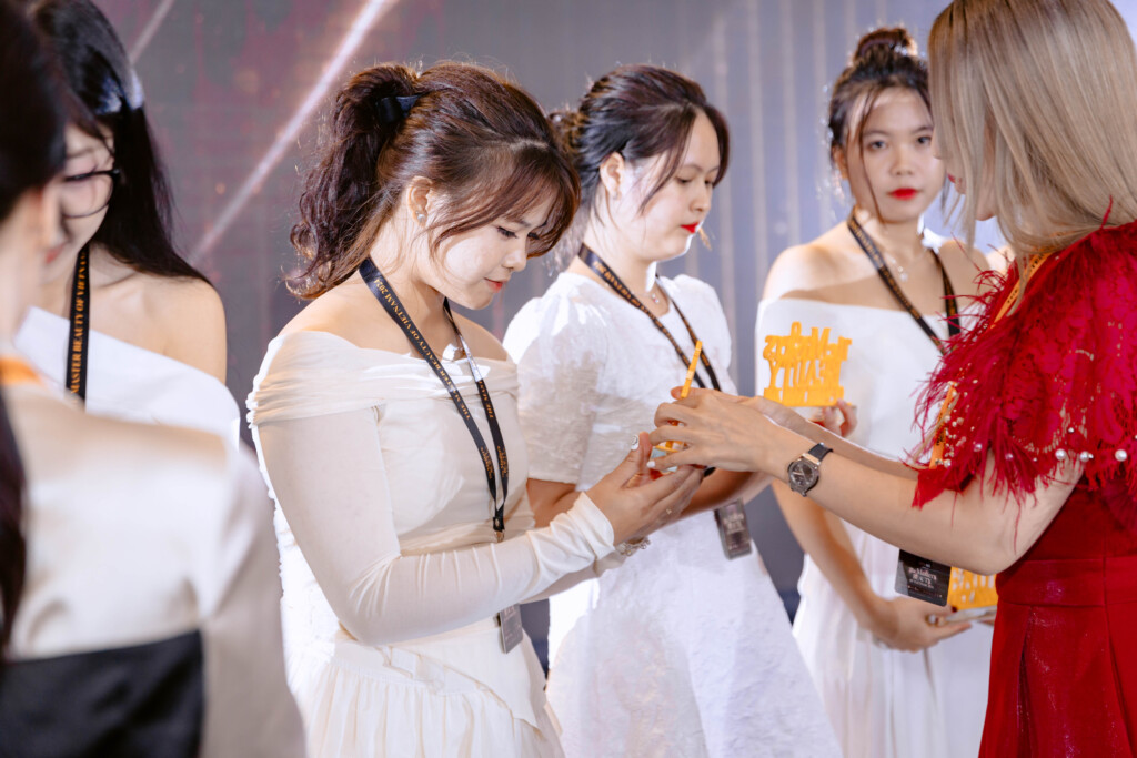 master thin ma va man trinh dien ky thuat soft hairtrokes tai hoi thao the masters beauty of vietnam 2024