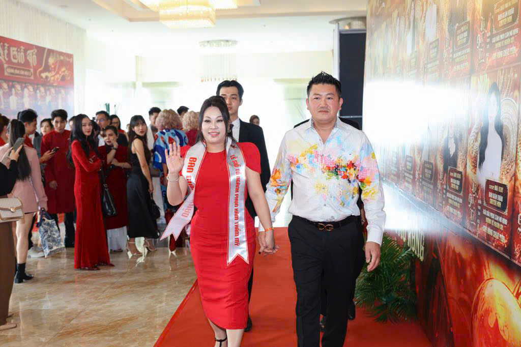 master lilly phuc vuong ghi dau an dac sac tai giai dau phun xam mo rong huong ve nguon coi mua 4 voi cuong vi ban giam khao 2
