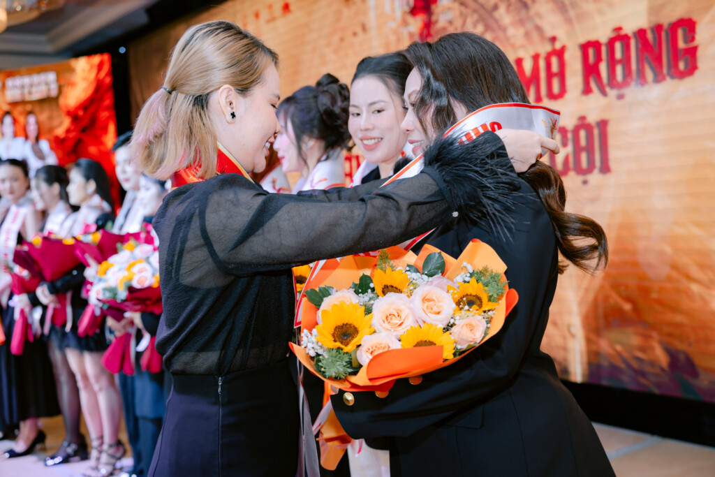 master lilly phuc vuong ghi dau an dac sac tai giai dau phun xam mo rong huong ve nguon coi mua 4 voi cuong vi ban giam khao 4