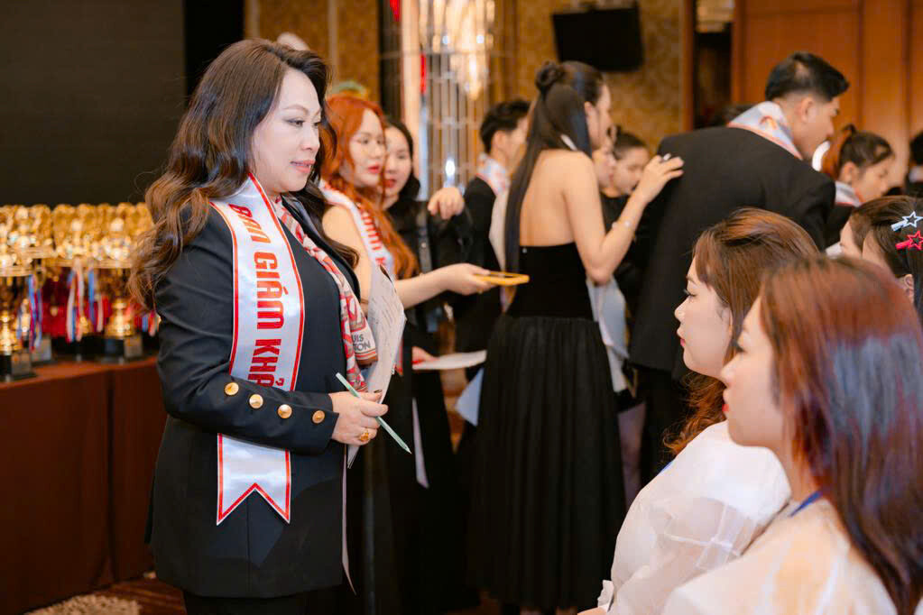 master lilly phuc vuong ghi dau an dac sac tai giai dau phun xam mo rong huong ve nguon coi mua 4 voi cuong vi ban giam khao