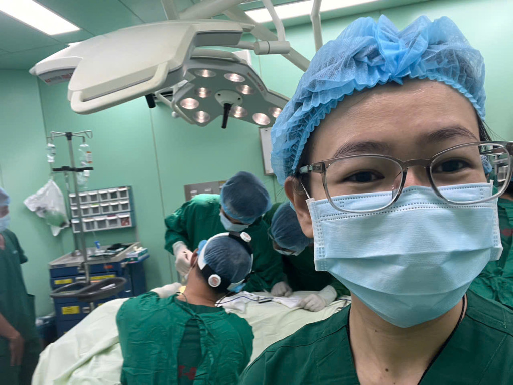 nguoi phu nu giua hai chien tuyen su nghiep y khoa va mai am gia dinh cua bac si tran hong ngoc 4