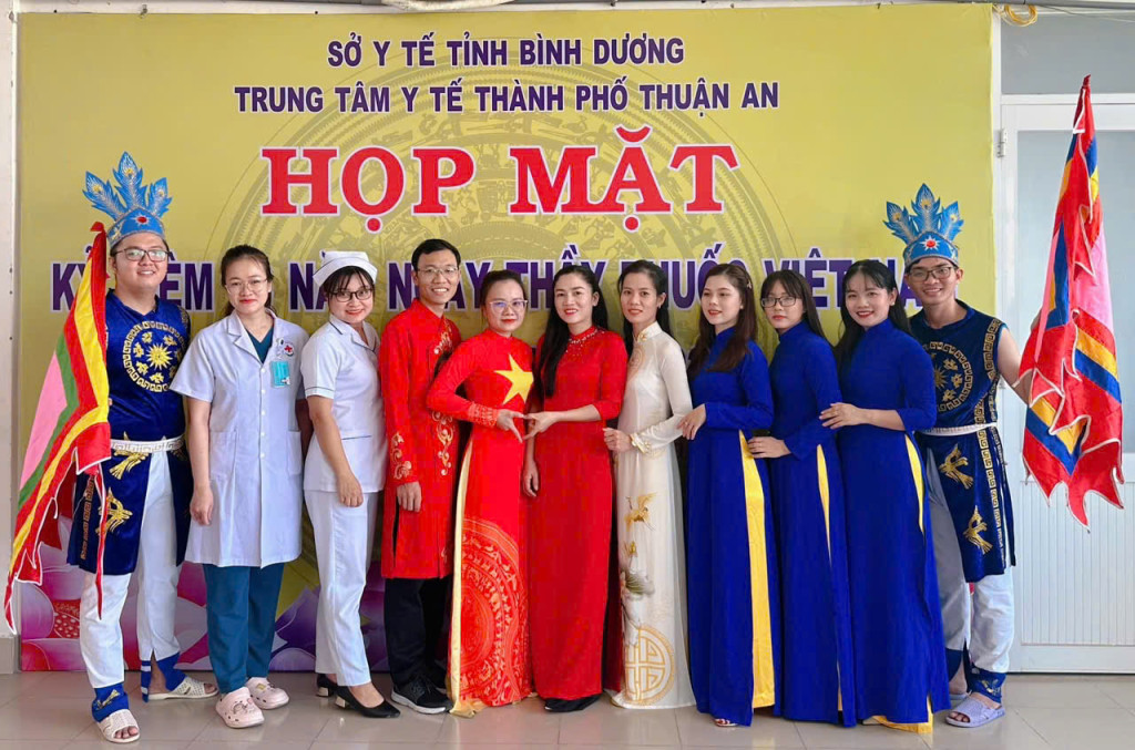 nguoi phu nu giua hai chien tuyen su nghiep y khoa va mai am gia dinh cua bac si tran hong ngoc